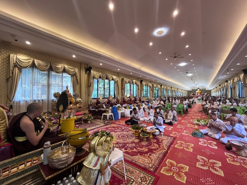 เสาหลวงลายคำและเพดานดาวเพดานอันวิจิตรตระการตา