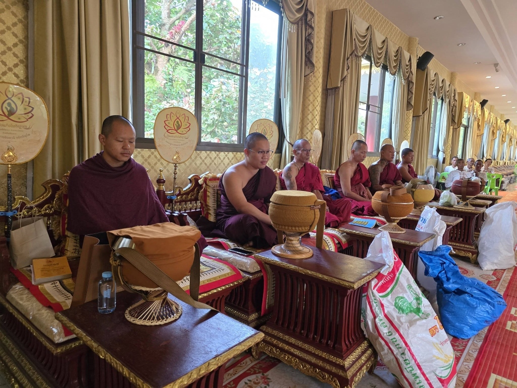 พระภิกษุสามเณรนั่งสมาธิสำรวมจิตใจอย่างเคร่งครัดตามแบบแผนแห่งโบราณประเพณี