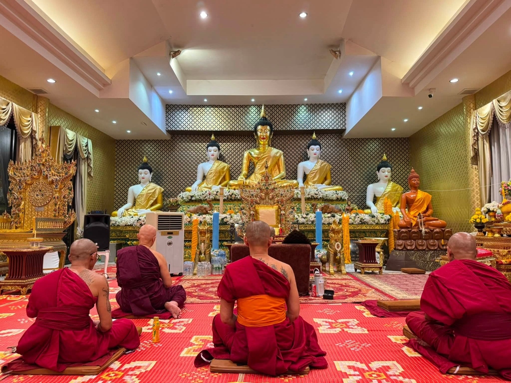 พระพุทธปฏิมาประธานและเครื่องสักการะพุทธบูชา