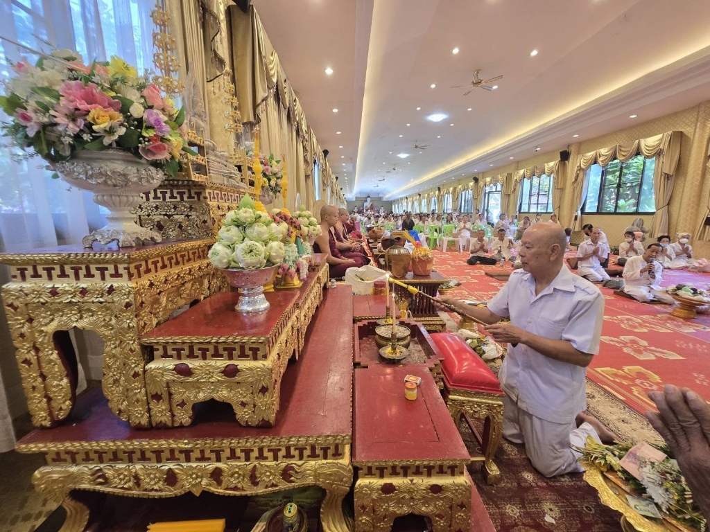พิธีจุดเทียนชัยพุทธบูชา หน้าพระประธานวิหารหลวงลายคำ