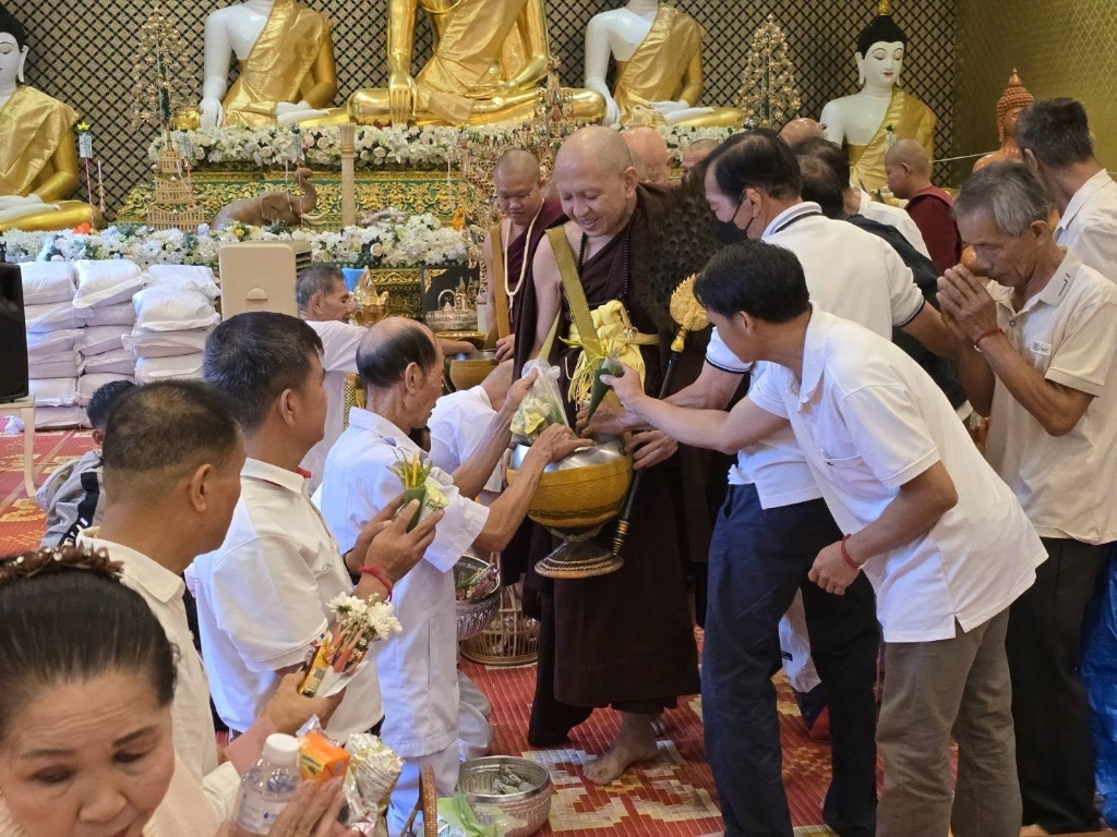 ทำบุญวันออกพรรษา ตักบาตรเทโวโรหณะ และมอบข้าวสารแด่สาธุชน ณ วัดแสงแก้วโพธิญาณ