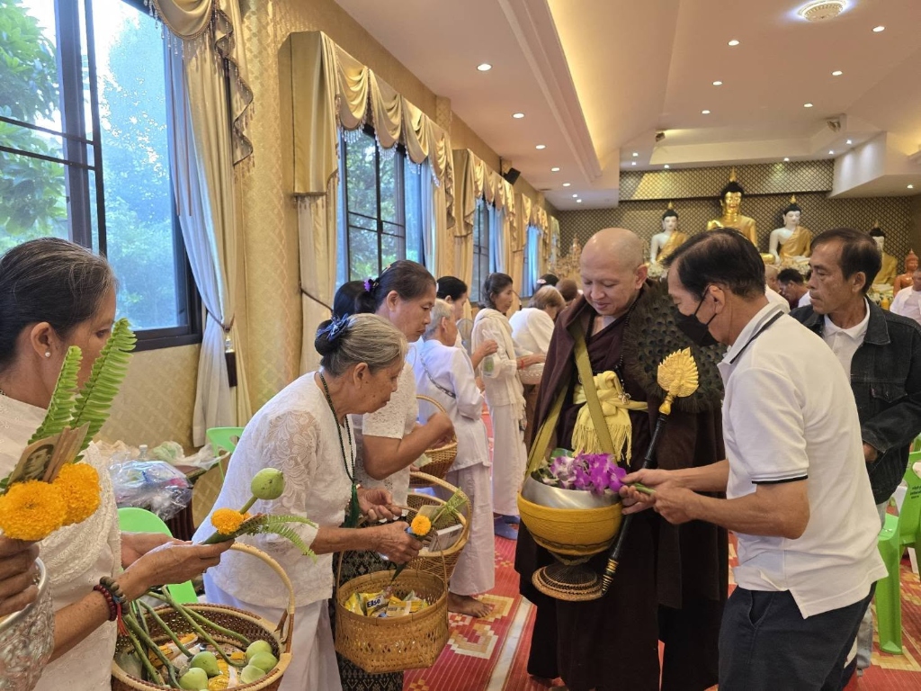 พิธีทำบุญตักบาตรเทโวโรหณะ พระสงฆ์ออกรับบิณฑบาต